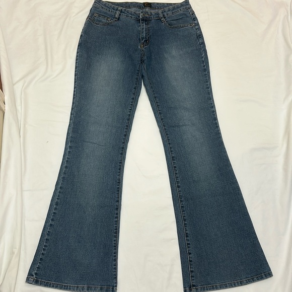 Women’s Flare Jeans size S waist is 28” inseam is 30” - Picture 1 of 4